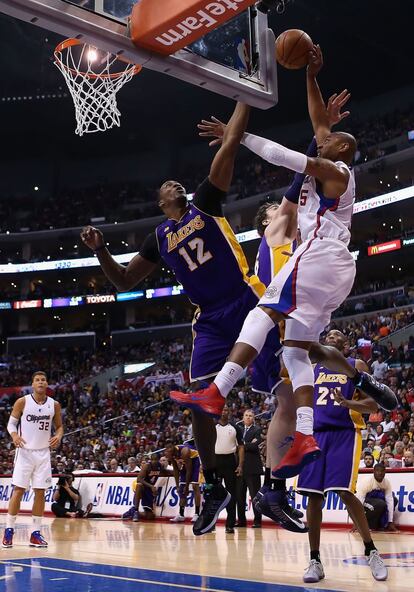 Caron Butler, de los Clippers, taponado por Dwight Howard