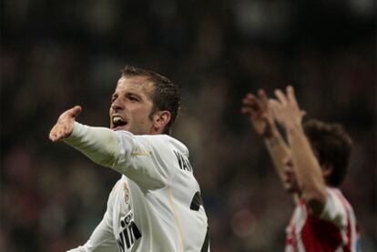 Van der Vaart celebra su gol ante las quejas de los jugadores del Sporting.