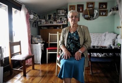 Aurelia Gigirey, en el interior de su vivienda en Vitoria.