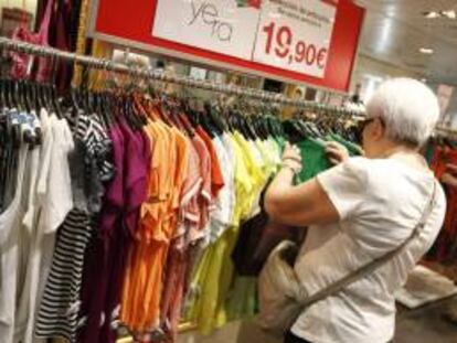 Una mujer mira las ofertas de ropa de unos grandes almacenes madrileños. EFE/Archivo