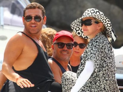 Madonna con unos amigos en Ibiza.