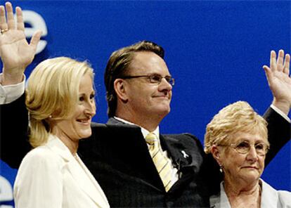 El laborista Mark Latham, junto a su esposa y su madre durante un mitin electoral celebrado en Brisbane.