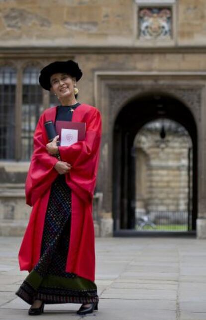 Aung San Suu Kyi posa tras recibir el título de doctora honoris causa.