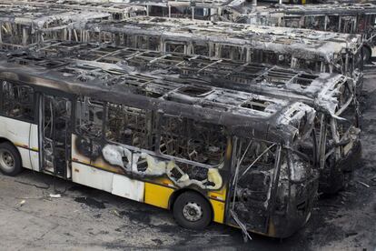 Autobuses incendiados en Sao Paulo tras la derrota de la selección brasileña ante Alemania.