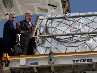 António Guterres inspecciona los suministros de ayuda para Gaza, en el aeropuerto egipcio de El Arish, este viernes.