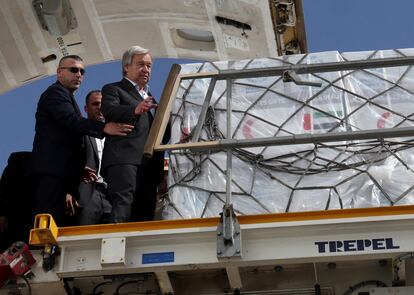 António Guterres inspecciona los suministros de ayuda para Gaza, en el aeropuerto egipcio de El Arish, este viernes.