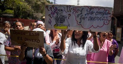 Un grupo de trabajadores protesta en el hospital