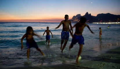 Un grupo de adolescentes juegan al fútbol en Ipanema el pasado 1 de febrero.