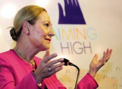 La presidenta de la Fundación EU-LAC, Benita Ferrero-Waldner, habla durante una rueda de prensa este 23 de enero de 2013, en Santiago de Chile.