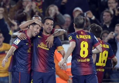 Messi, felicitado por Xavi, Jordi Alba e Iniesta. 
