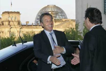 El canciller Schröder da la bienvenida al primer ministro británico, Tony Blair, ayer en Berlín.