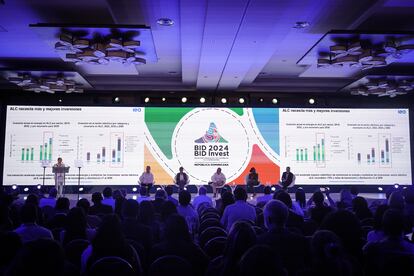 Alejandra Bernal-Guzmán, oficial de programas de América Latina de la Agencia Internacional de Energía; Jordan Schwartz, vicepresidente ejecutivo del BID; Silvia Alvarado de Córdoba, presidenta de la junta directiva de Mayorista de Guatemala; Gabriel Melguizo, presidente a.i. Grupo ISA de Colombia; Marsha Atherley-Ikechi, CEO de la Comisión de Comercio Justo de Barbados y Aurelio Bustilho de Oliveria, CEO de ENEL Américas de Brasil, durante el seminario 'Transformar el futuro: Acelerar la transición energética en América Latina y el Caribe'.