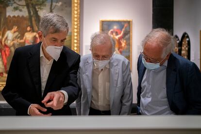 Javier Barón (con chaqueta oscura), jefe de Conservación de Pintura del siglo XIX del Museo del Prado, muestra a José Álvarez Junco (derecha) y Juan Pablo Fusi las miniaturas expuestas en la sala 62, dedicada al Neoclasicismo en España.
