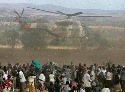 Un helicóptero militar keniano despega del campo de refugiados de Kachibora, en el valle del Rift, al oeste del país.