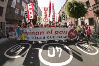 Unas 2.000 personas se manfestaron hoy por las calles de la capital grancanaria, en protesta por los recortes del Gobierno.