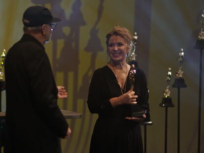 La actriz María Rojo al recibir el premio Ariel de Oro por su trayectoria.