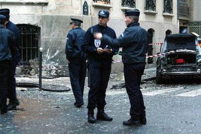 Policías franceses inspeccionan el lugar del atentado, ayer en París.