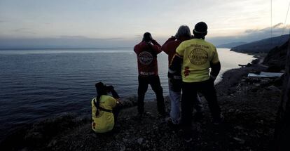 Membres de l'ONG Proactiva vigilen des de l'illa de Lesbos.