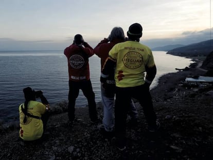 Membres de l'ONG Proactiva vigilen des de l'illa de Lesbos.