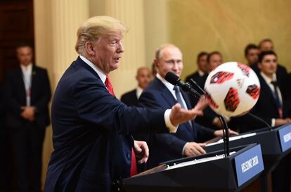 Donald Trump lanza una pelota de fútbol a su mujer después de que Putin se la entregara durante la conferencia de prensa que han ofrecido tras su reunión en Helsinki.