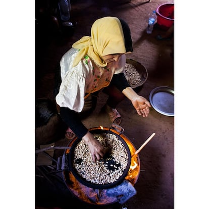Aisha, una mujer repudiada por su marido, tuesta las semillas del árbol del argán en las instalaciones de la cooperativa.