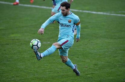 Lionel Messi se hace con el control del balón.