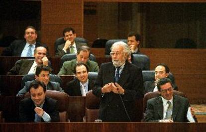 El vicepresidente regional, Luis Eduardo Cortés (de pie), entre Ruiz-Gallardón y Manuel Cobo, ayer en el pleno.