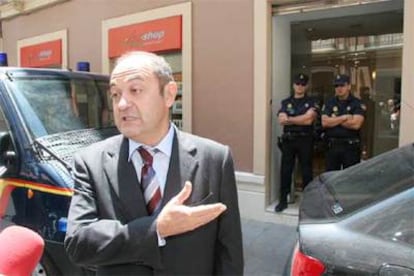 Jesús Ruiz, presidente de Aifos, habla con los periodistas durante el registro policial.