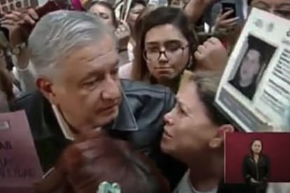 Ana María Maldonado es recibida junto a otras madres buscadoras por el presidente López Obrador, en 2019.