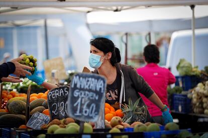 El mercadillo de Landaben de Pamplona, el domingo 17 de mayo.