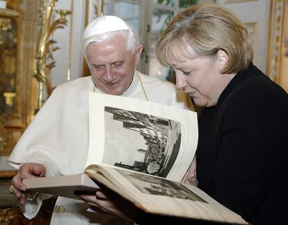 El papa Benedicto XVI habla con la canciller alemana, Angela Merkel, en Múnich en septiembre de 2006.