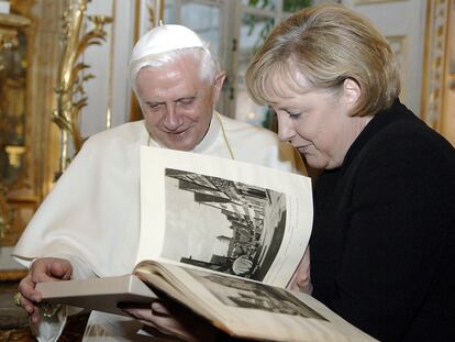 El papa Benedicto XVI habla con la canciller alemana, Angela Merkel, en Múnich en septiembre de 2006.