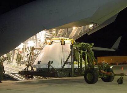 Descarga de un modelo a escala real de la nueva cápsula Orion en la base Edwards (California) para efectuar pruebas.