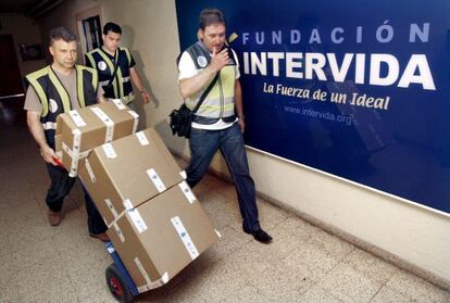 Registro policial en la sede de Intervida en Barcelona en 2007.