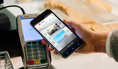Un usuario paga con su móvil en un comercio a través de Vodafone Wallet.
