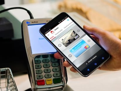 Un usuario paga con su m&oacute;vil en un comercio a trav&eacute;s de Vodafone Wallet.