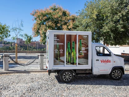 Vehículo eléctrico de reparto de última milla de Mahou San Miguel en el barrio del Albaicín de Granada.