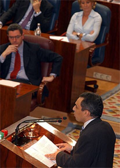 Rafael Simancas se dirige a la Asamblea de Madrid. A su derecha, sentados en sus escaños, Alberto Ruiz-Gallardón y Esperanza Aguirre.