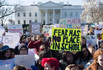 Los manifestantes exhibían pancartas donde se leía "Protejan a la gente, no a las armas". En la fotografía, estudiantes reunidos frente a la Casa Blanca de Washington, el 14 de marzo de 2018.