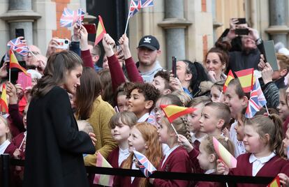 La reina Letizia saluda a un grupo de escolares durante su visita a la exposición de la Spanish Gallery en Reino Unido, el 5 de abril de 2022.