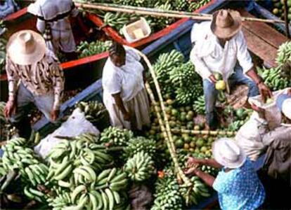 El mercado se hace sobre el río o en sus márgenes en Guapí, puerto fluvial del Pacífico colombiano.