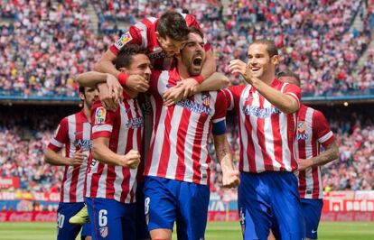 Os jogadores do Atlético celebram o gol de Raúl García.