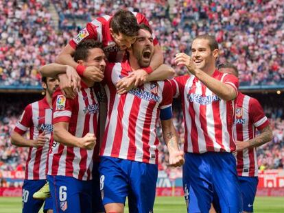 Os jogadores do Atlético celebram o gol de Raúl García.