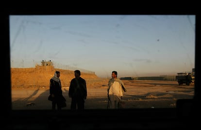 Tres afganos caminan en los alrededores de una instalación militar en Herat, totalmente blindada.