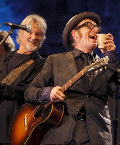 Kris Kristofferson (izquierda) y Elvis Costello, el domingo en el Festival de Jazz de San Sebastián.