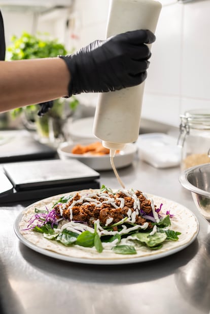 La chef Sonia Romero prepara el dürüm con una mayonesa vegetal casera.