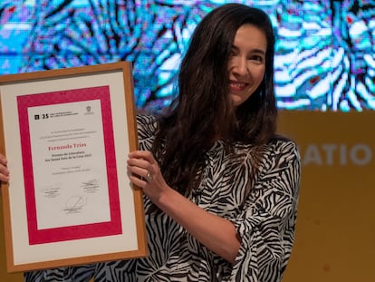 Fernanda Trías recibe el premio Sor Juana Inés de la Cruz 2021, en la Feria Internacional del Libro de Guadalajara.