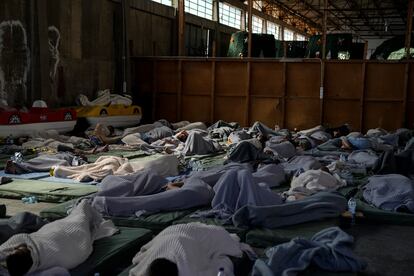 Supervivientes del naufragio del 'Adriana', en un almacén del puerto de Kalamata, Grecia, el pasado 14 de junio.