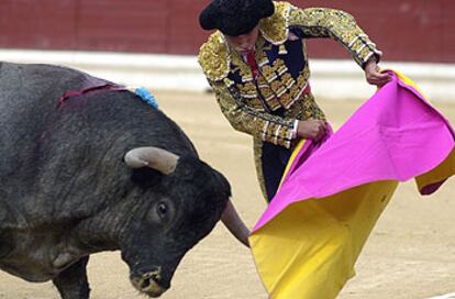 El diestro Fernando Robleño, en su primer toro de la tarde.