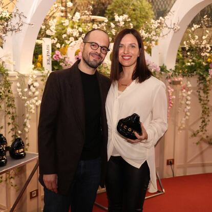 Daniel García, director de ICON, y Mar Agea, directora de marketing de Puig España, en la entrega del premio Objeto de Deseo para Carolina Herrera Bad Boy.